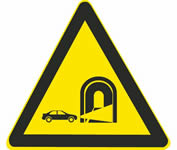右侧这个标志警告进入隧道减速慢行。